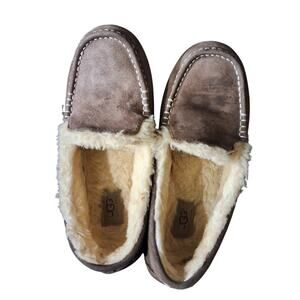 LADIES SIZE 9 UGG SLIPPERS